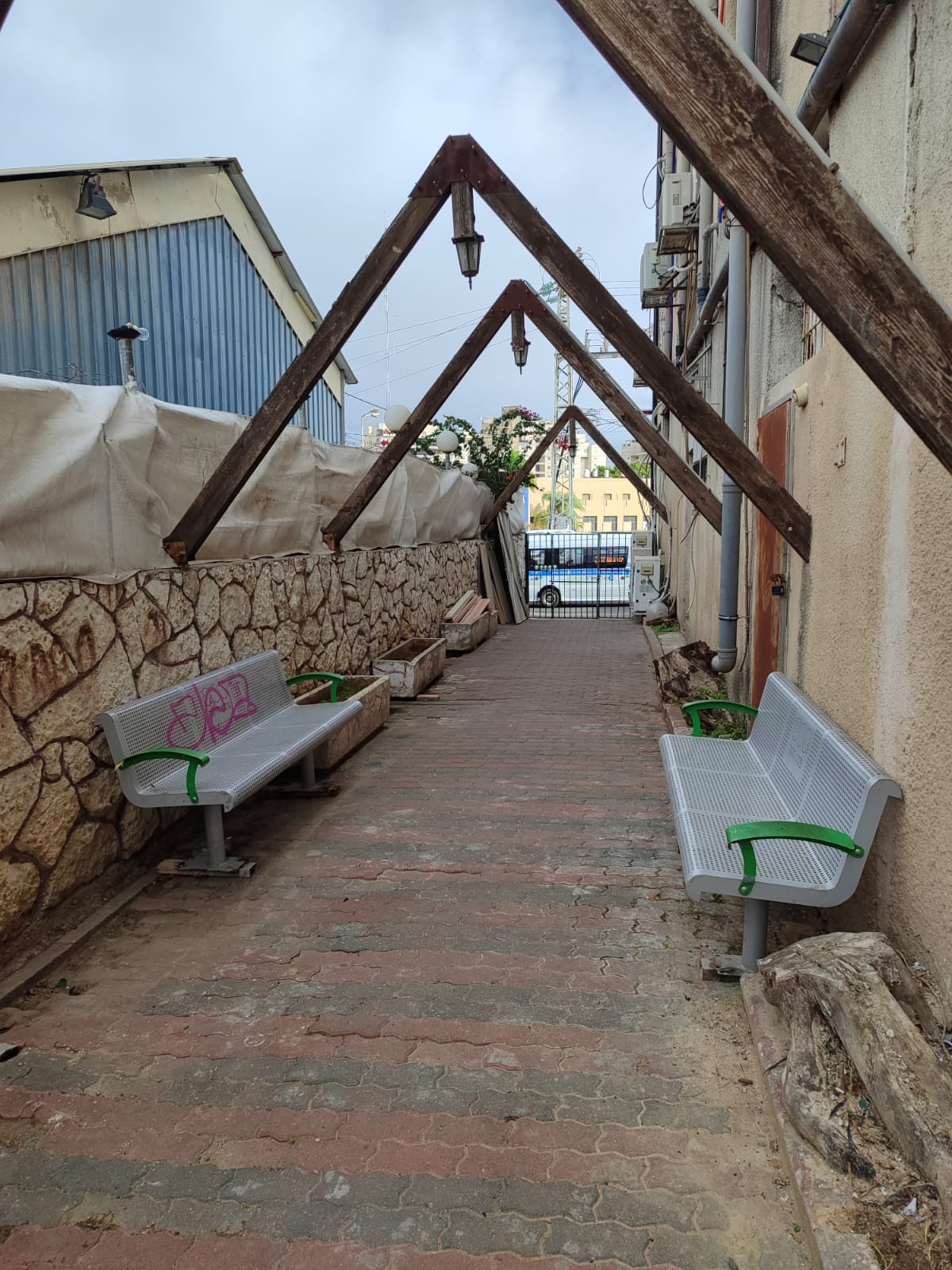 שביל עם פרגולה