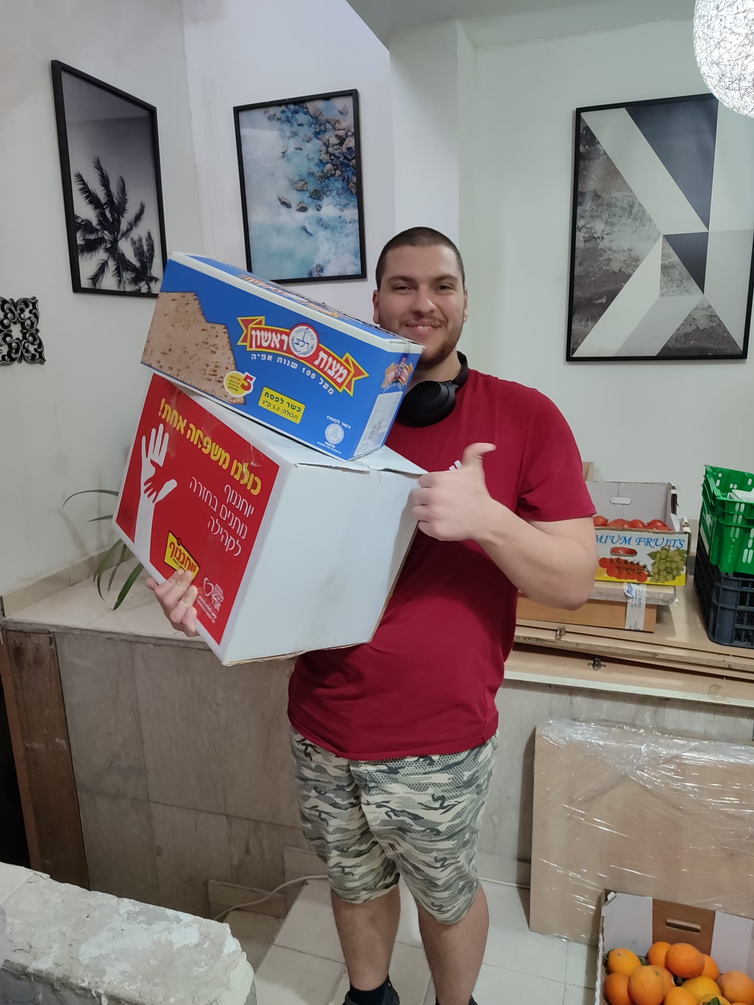 מתנדב עם חבילה